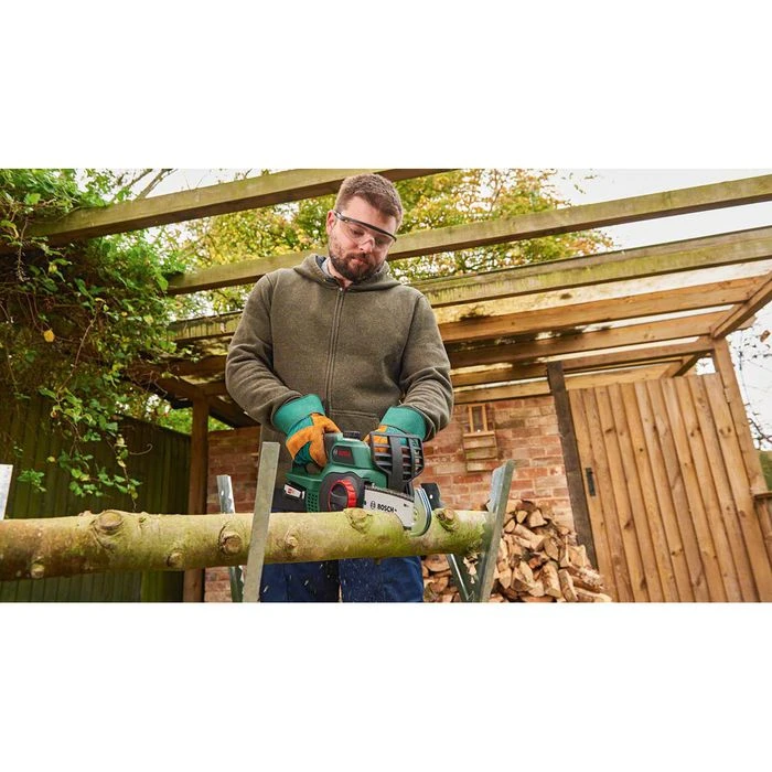 Bosch Kettensäge UniversalChain 18, Akku, 18V, Schwertlänge 20cm – Bild 3